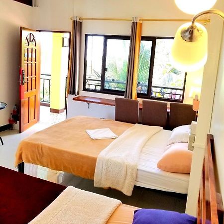 Mb Hostel Moalboal Bagian luar foto